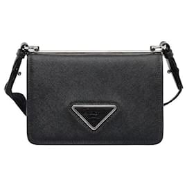 El bolso de hombro Prada Saffiano Leather Zip Pouch Shoulder Bag Mini Black es un bolso de hombro de tamaño mini confeccionado en piel Saffiano resistente y antiarañazos. Un cierre de cremallera protege el contenido de forma segura, y un