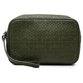 Pochette da polso in pelle verde con Anagram in rilievo LOEWE