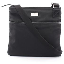 Bolsa de ombro Gucci em couro preto e lona de nylon