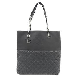 Chanel 98586 Handtasche aus schwarzem Lammleder