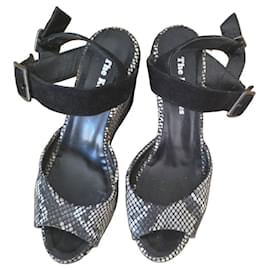 Sandálias de plataforma pretas e prateadas com estampa de cobra - The Kooples