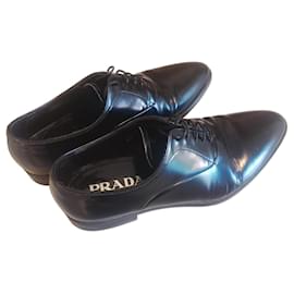 Sapatos sociais Prada em couro preto