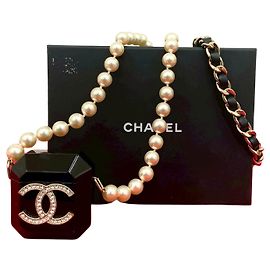 Chanel Lammfell AirPods Pro Halskette Case