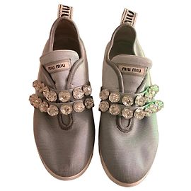 Sneakers Miu Miu in tela grigia impreziosite da cristalli