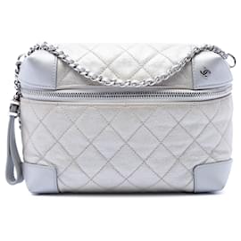 Borsa a tracolla Chanel Silver CC Quilted Metallic Calfskin Street Allure