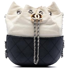 Borsa a secchiello Chanel Gabrielle bianca in pelle di vitello trapuntata bicolore Small