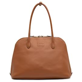 Bolso de hombro Miu Miu en piel de becerro suave marrón con logotipo en relieve