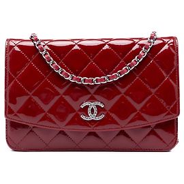 Portafoglio con catena Chanel Red CC trapuntato in vernice Brilliant