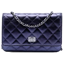 Carteira com corrente Chanel Blue Quilted Shiny Aged Calfskin Reissue 2.55