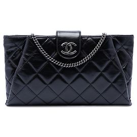 Clutch Chanel Black Quilted Glazed Calfskin Coco Pleats Chain
