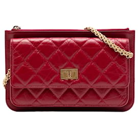 Portafoglio con catena Chanel Red Quilted Aged Calfskin Reissue 2.55