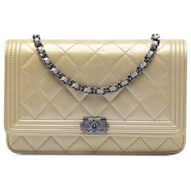 Portafoglio Chanel Boy trapuntato beige in vernice con catena