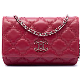 Portafoglio con catena Chanel Red CC in pelle di vitello trapuntata Double Stitch Hamptons