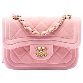 Chanel Mini Flap em veludo matelassê rosa com fecho duplo