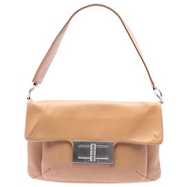 Borsa a tracolla Chanel Mademoiselle in pelle di vitello marrone con cuciture quadrate