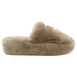 Sandali Chanel G45984B17892 in shearling di pelle di agnello