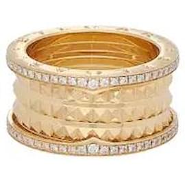 Bulgari Dieser Ring verleiht der ikonischen B.zero1-Linie von Bvlgari eine moderne Rock-Sensibilität und harmonisiert 18K yellow gold mit Diamanten für eine kühne, anspruchsvolle Präsenz. Diamanten sind präzise entlang der