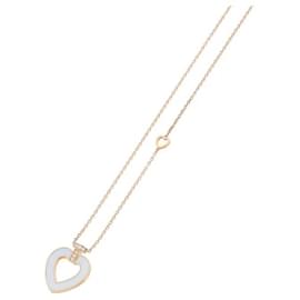 Una modella mostra l'iconico design 'Heart in Heart' del brand, dove l'armonia dell'oro rosa 18K, della madreperla e dell'onice conferisce una sensibilità elegante e moderna. Diamanti incastonati con precisione aggiungono un - Fred