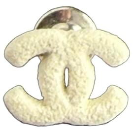 Spilla Chanel logo CC in metallo argentato e bianco