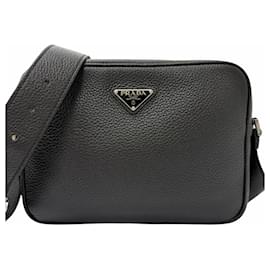 Borsa a tracolla Prada in pelle nera con logo triangolare