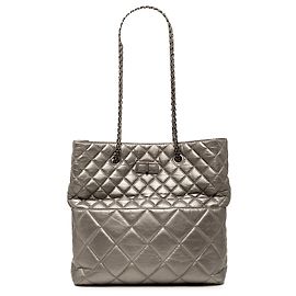 Chanel Reissue 2.55 Tote aus grau gestepptem metallisiertem Aged Calfskin