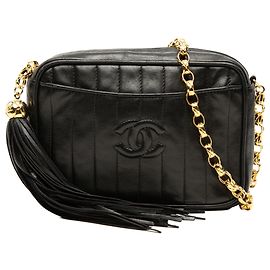 Borsa Chanel Black CC Vertical Quilted Lambskin Tassel Camera Bag