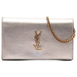 Borsa a tracolla Kate Monogram in pelle di vitello metallizzata rosa di medie dimensioni di Saint Laurent