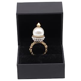 Anel Gucci de metal dourado com pérolas falsas