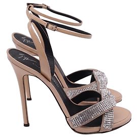 Sandali con tacco a spillo Giuseppe Zanotti decorati con cristalli Swarovski in vernice beige
