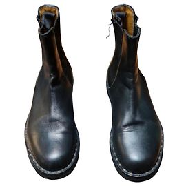 Valentino Garavani Botines Chelsea Valentino en cuero negro con tachuelas