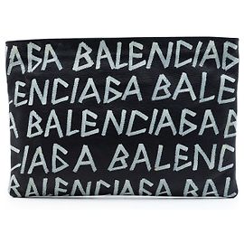 Clutch Balenciaga in pelle nera con graffiti