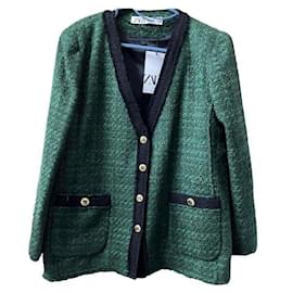 Chaqueta Zara de tweed verde con botones dorados