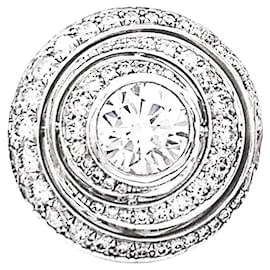 Anello Boucheron, "Idylle", oro bianco e diamanti.