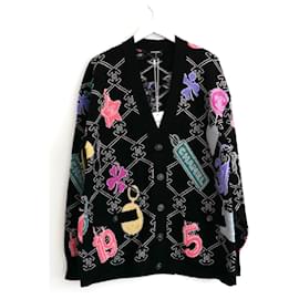 Chanel Kaschmir-Cardigan Logo Charm 22P