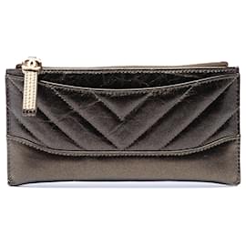 Pochette con cremallera Gabrielle en piel de becerro envejecida metalizada con chevron marrón Chanel