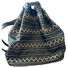 Fendi Mochila de Cuero con Bordado Zigzag