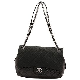Borsa Chanel Classic Flap in pelle nera