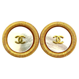 Orecchini a clip rotondi in madreperla Chanel Vintage Coco Mark Large