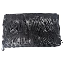 Stella Mc Cartney Stella McCartney Falabella Clutch aus metallisch schwarzem veganem Leder mit Fransen