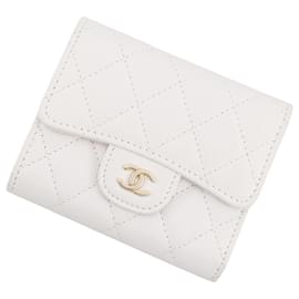 Cartera tríptico Chanel en piel de becerro granulado blanco
