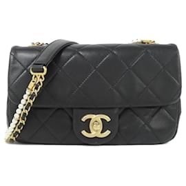 Borsa a tracolla Chanel AS2210 in pelle di vitello nera