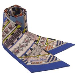 Pañuelo Twilly Hermès de seda beige y azul marino