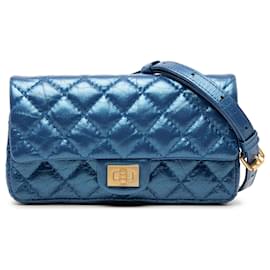 Borsa a cintura Reissue 2.55 in pelle di vitello invecchiata metallizzata trapuntata blu Chanel