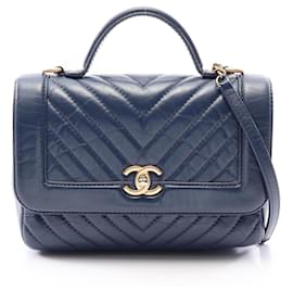 Borsa a tracolla Chanel in pelle blu navy con motivo chevron V-Stitch