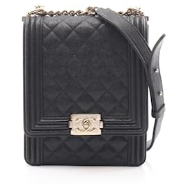 Borsa a tracolla Chanel Boy Matelassé in pelle nera