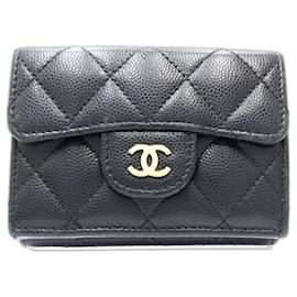 Chanel Tri-fold Wallet aus schwarzem genarbtem Kalbsleder