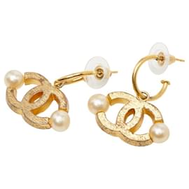 Orecchini a cerchio Chanel placcati oro con perla finta