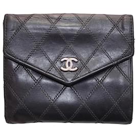 Cartera Chanel Classic de piel negra acolchada