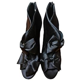 Chanel Botines de satén negro con lazo