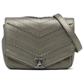 Chanel Mini Borsa a bustina con chiusura a bustina in pelle di vitello chevron decorata Grigio